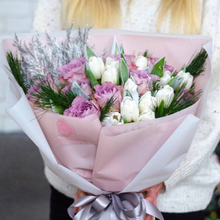 Букет с тюльпанами и розой "Грациозность"