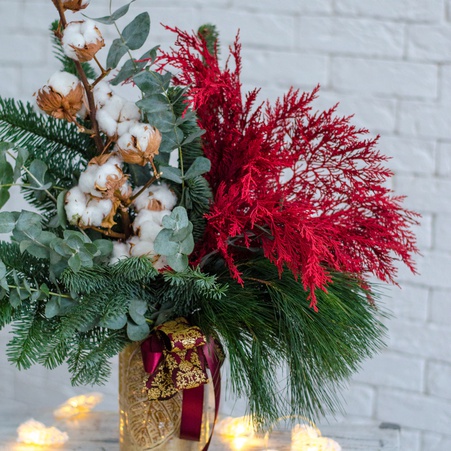 Інтер'єрна композиція у вазі з хвоєю та червоною туєю