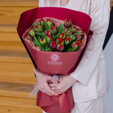 Букет из 25 красных дабл тюльпанов