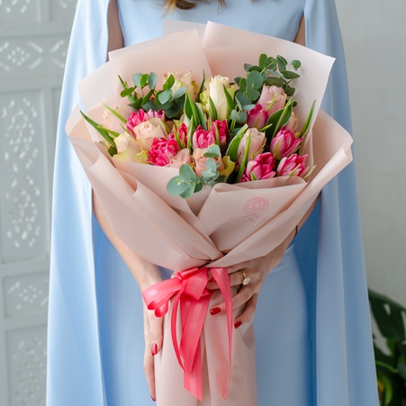 Букет с розой и тюльпанами "Магия очарования"