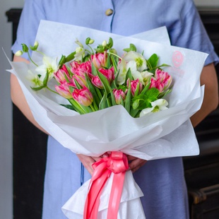 Букет з 15 дабл тюльпанів та хелеборусу