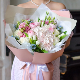 Букет с гортензией и тюльпанами "Нежный вальс"