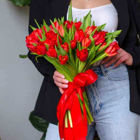 Букет 31 красных тюльпанов с лентой