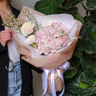 Букет з гортензією та тюльпанами "Досконалість"