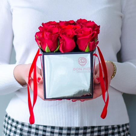 9 красных роз в зеркальной сумочке