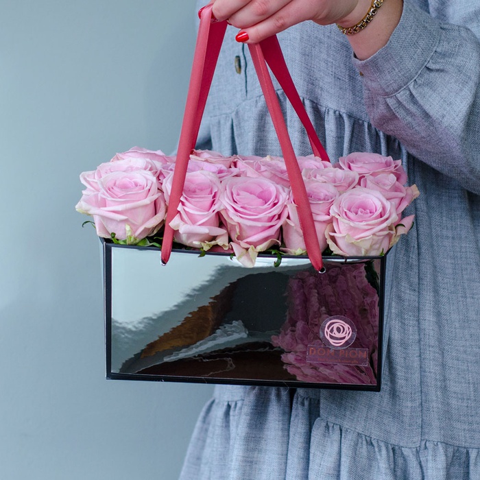 15 розовых роз в зеркальной сумочке