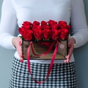 15 красных роз в зеркальной сумочке