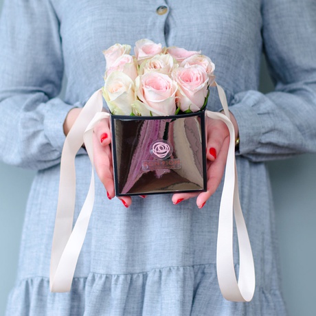 9 кремовых роз в зеркальной сумочке