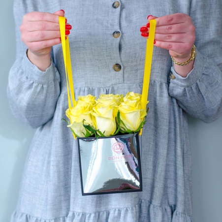 9 жовтих троянд у дзеркальній сумочці