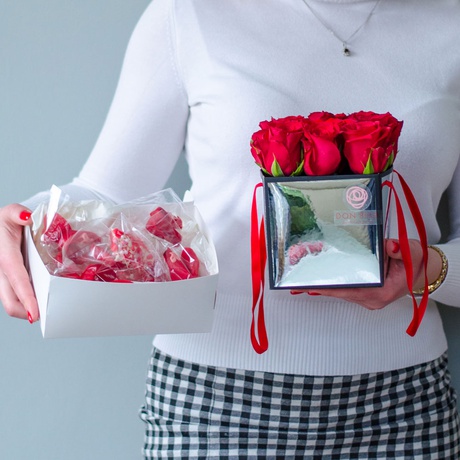 Подарунковий набір з трояндою та печивом "Солодкий червоний"