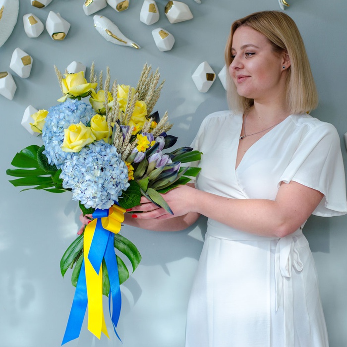 Букет з гортензією та трояндами "Справжній Український"