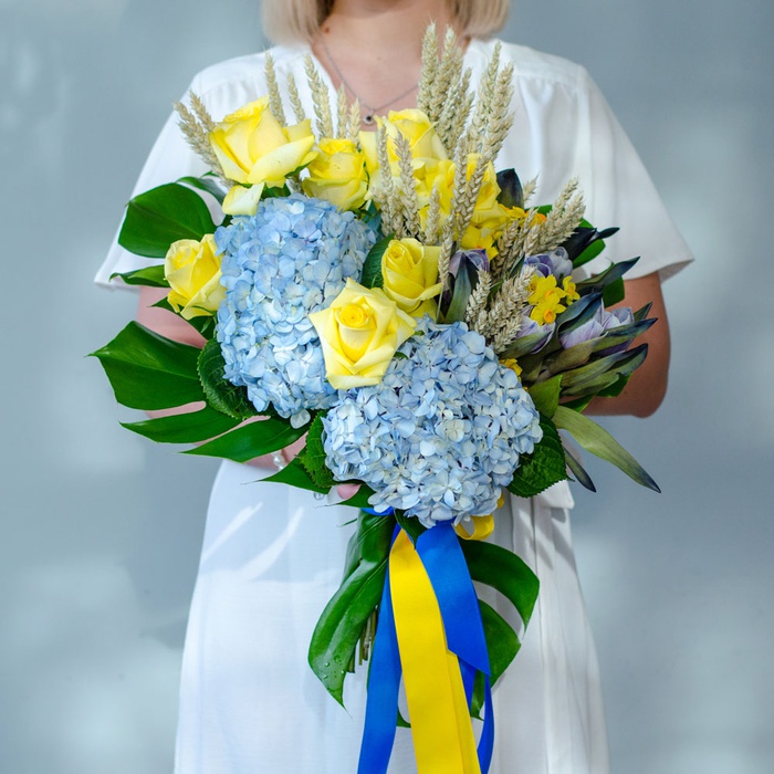 Букет з гортензією та трояндами "Справжній Український"
