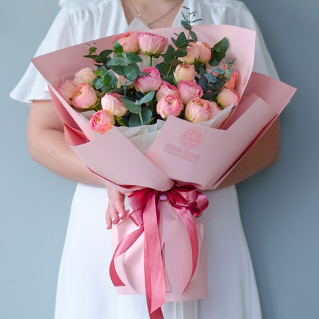 Букет из 19 персиковых ранункулюсов