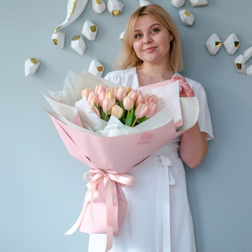 Букет 25 лососевих тюльпанів "Тіз Бутс"