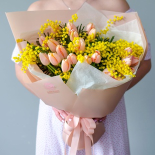 Букет 25 лососевих тюльпанів з мімозою