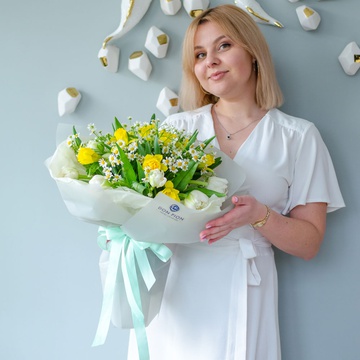 Букет з ромашкою, тюльпанами і нарцисами