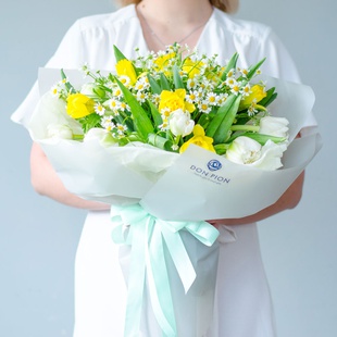 Букет з ромашкою, тюльпанами і нарцисами