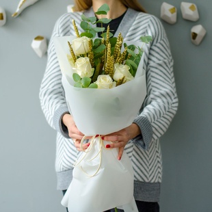 Букет с белой розой, пшеницей и эвкалиптом