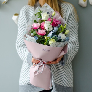 Букет с розами и эустомой "Элегантная красота"
