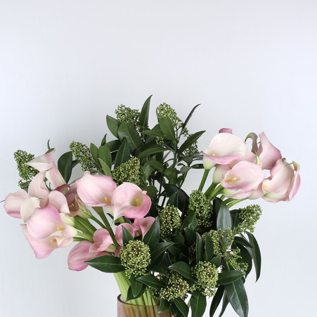 Цветы в вазе "Розовая калла и скиммия"