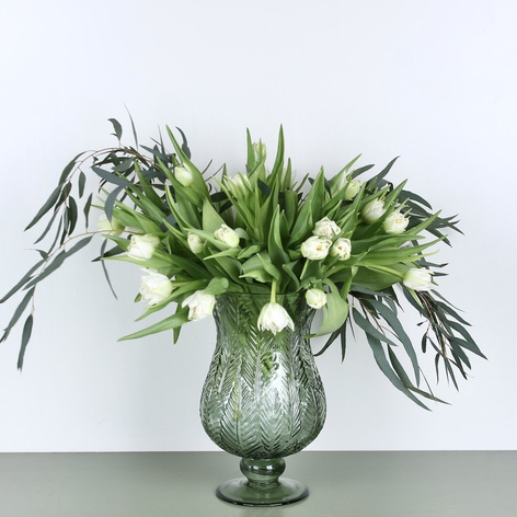 Цветы в вазе "31 тюльпан с эвкалиптом"