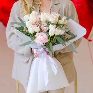 Букет білих тюльпанів та ранункулюсів