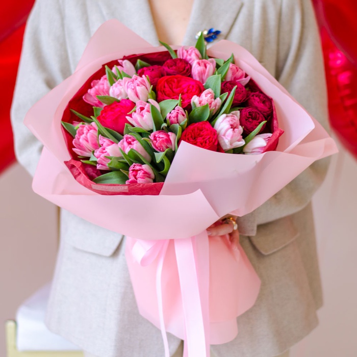 Букет розовых тюльпанов дабл с розой