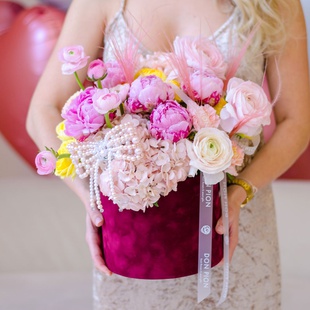 Квіти в оксамитовій коробці "Захоплююча загадка півоній"