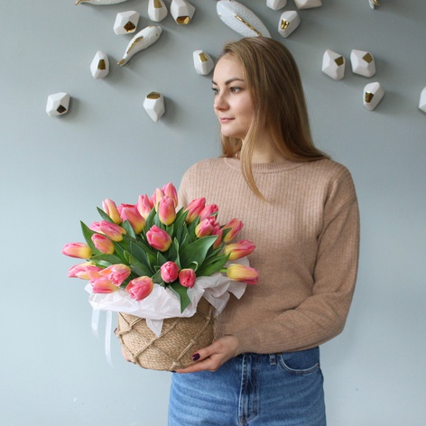 Квіти у кошику "35 рожевих тюльпанів"