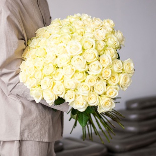 Букет 75 белых роз Аваланч