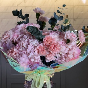 Букет с гортензией и гвоздикой "Пудровый шарм"