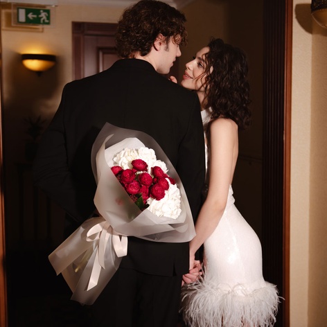 Букет из гортензии и роз "Романтика контрастов", S