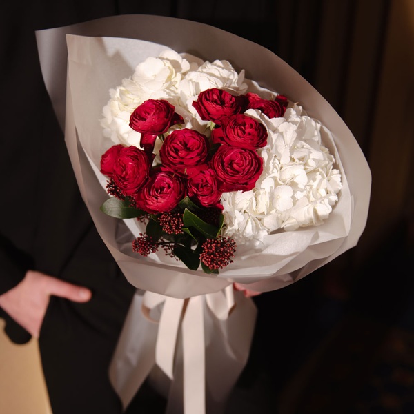 Букет з гортензії та троянд "Романтика контрастів", S