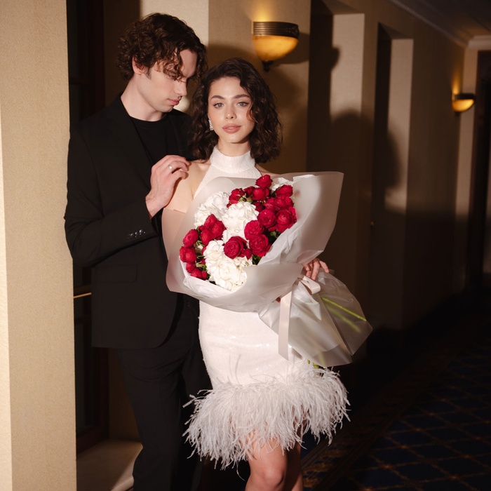 Букет из гортензии и роз "Нежность и страсть", M