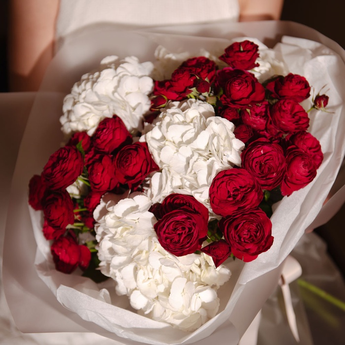 Букет из гортензии и роз "Нежность и страсть", M