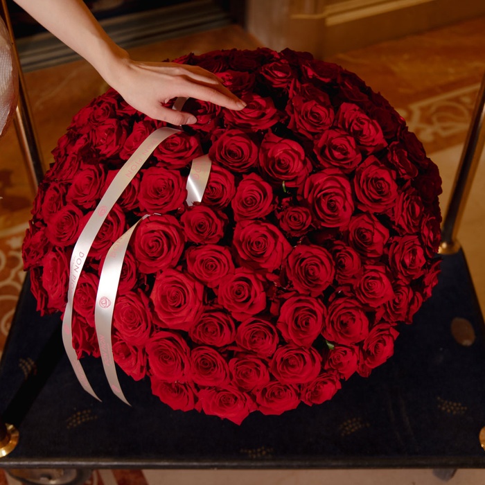 Цветы в корзине "125 красных роз Маричка"