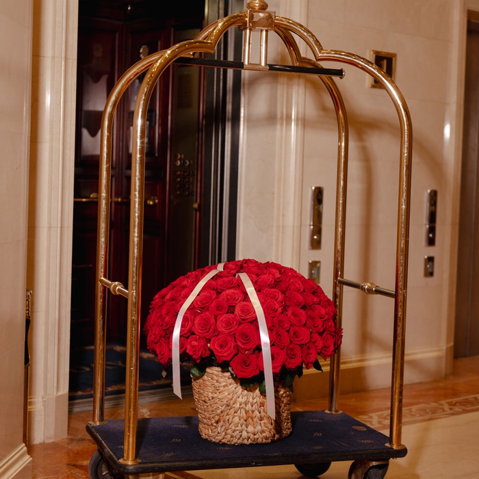 Цветы в корзине "125 красных роз Маричка"