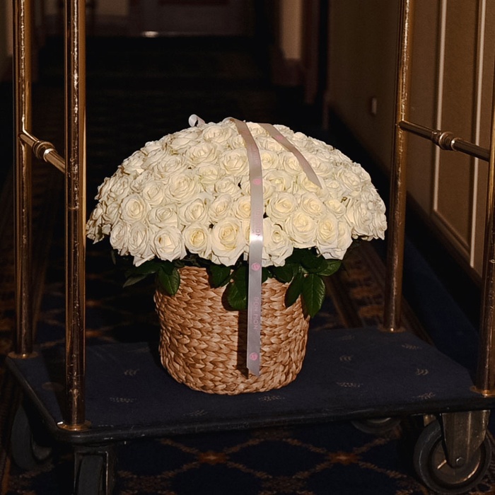 Цветы в корзине "125 белых роз Аваланч"