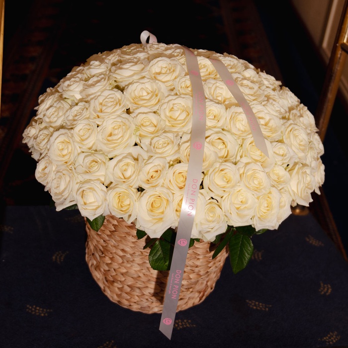 Цветы в корзине "125 белых роз Аваланч"