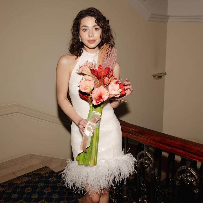 Букет 7 амарилісів з міскантусом "Вогонь почуттів"