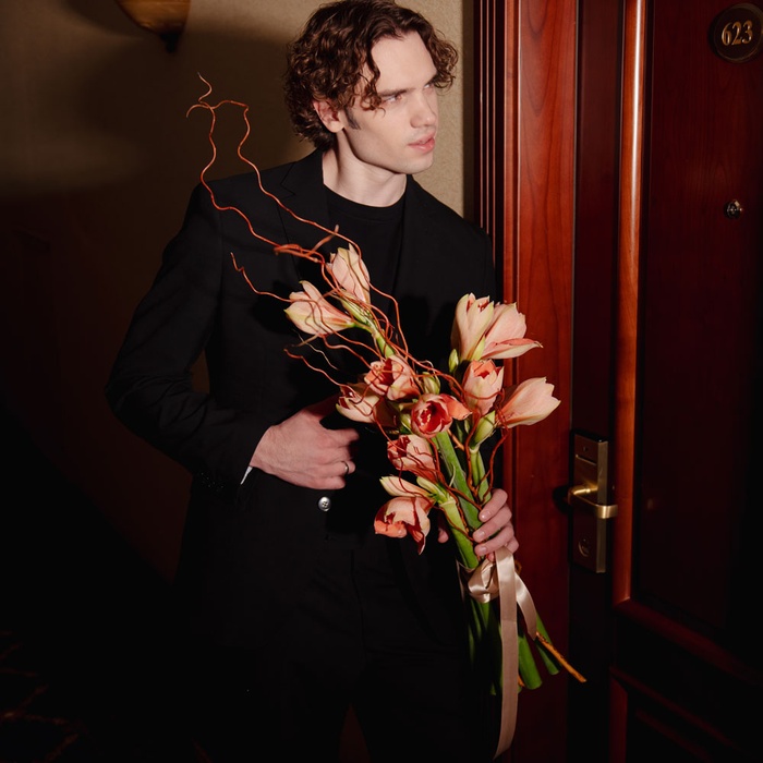 Букет 7 амарилісів з саліксом