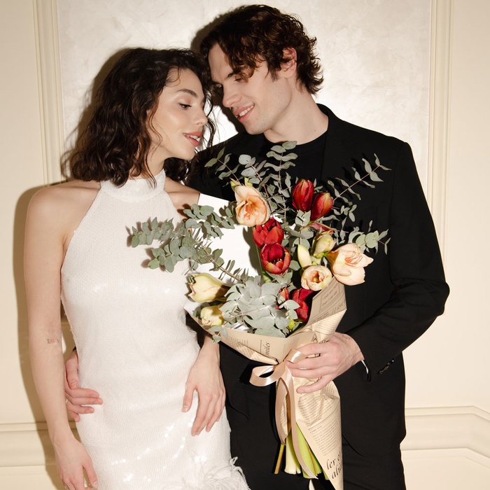 Букет 7 амарилісів з евкаліптом