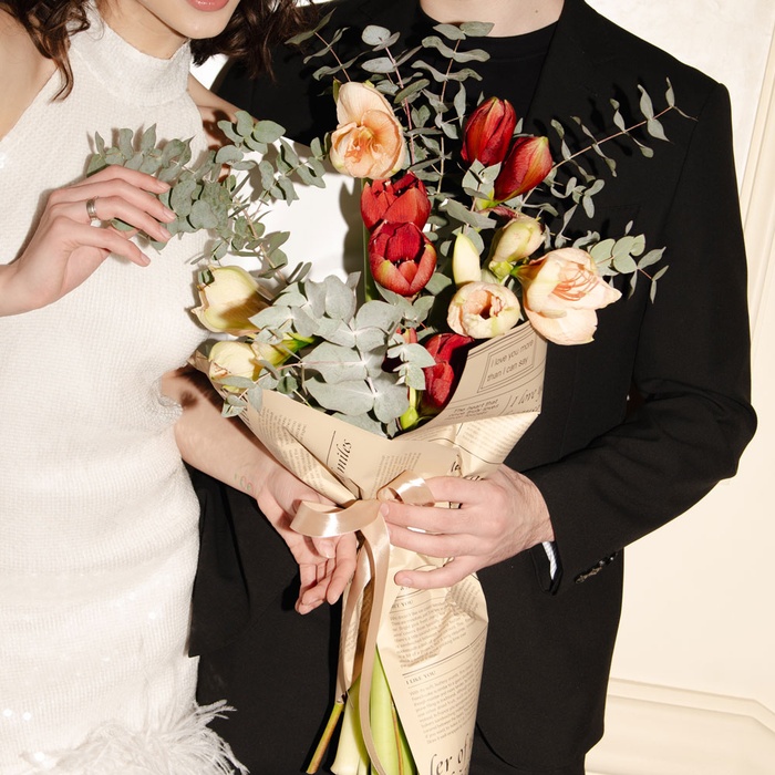 Букет 7 амарилісів з евкаліптом