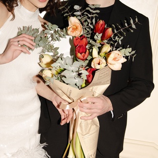 Букет 7 амарилісів з евкаліптом