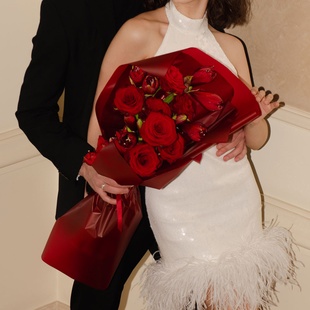 Букет из амариллиса и розы "Тепло сердца"