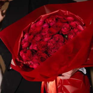 Букет із троянд "Вишневий сорбет", L