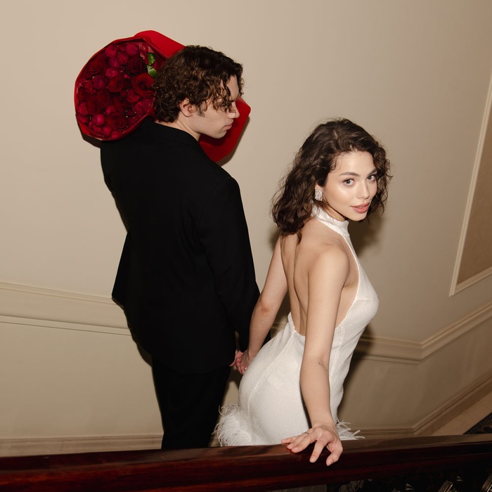 Букет із троянд "Вишневий сорбет", M