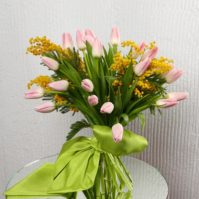 Букет из тюльпанов и мимозы