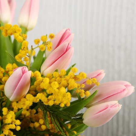 Букет з тюльпанів і мімози