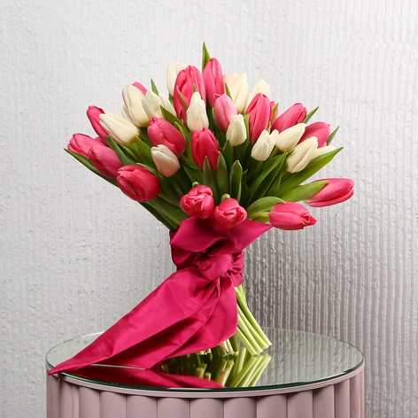 Букет 51 яркий тюльпан